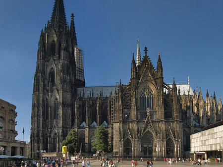 Foto Touristen tummeln sich vor Kölner Dom - Köln