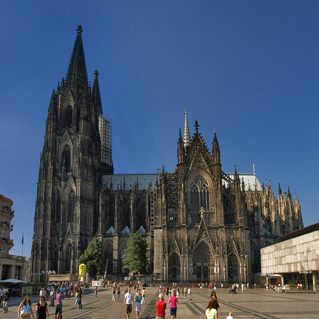 Fotos Touristen tummeln sich vor Kölner Dom