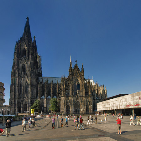 Fotos Touristen tummeln sich vor Kölner Dom | Köln