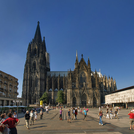 Touristen tummeln sich vor Kölner Dom Fotos