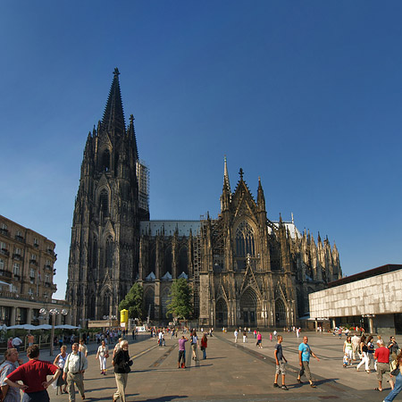 Fotos Touristen tummeln sich vor Kölner Dom | Köln