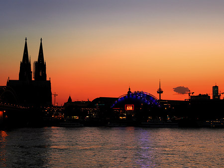 Kölner Dom neben Musical Dome Foto 