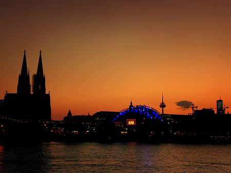 Foto Kölner Dom neben Musical Dome - Köln