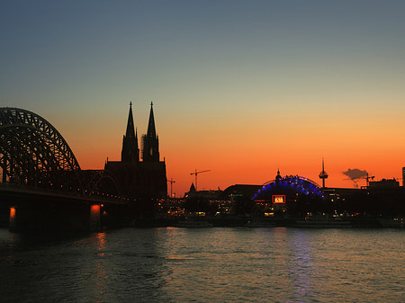 Kölner Dom neben Musical Dome Fotos