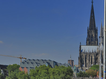 Dach der Kölner Philharmonie und Kölner Dom