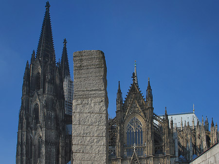 Foto Säule steht vor Kölner Dom - Köln