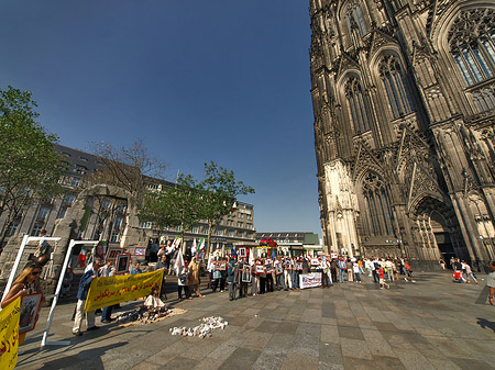 Menschen beim Kölner Dom Fotos