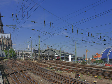 Hauptbahnhof neben dem Kölner Dom Fotos