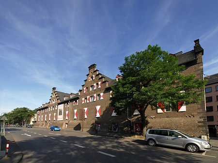 Kölnisches Stadtmuseum mit Straße Fotos