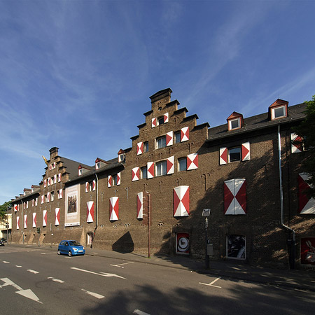 Foto Kölnisches Stadtmuseum mit Straße