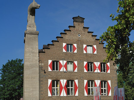 Wolfsstatue und Stadtmuseum Foto 