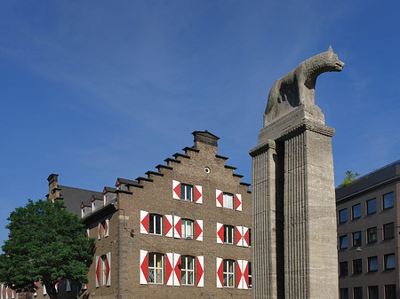 Wolfsstatue und Stadtmuseum