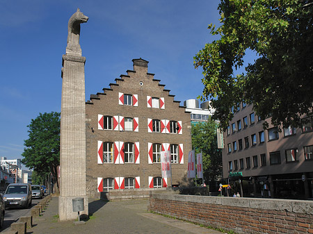 Foto Wolfsstatue und Stadtmuseum