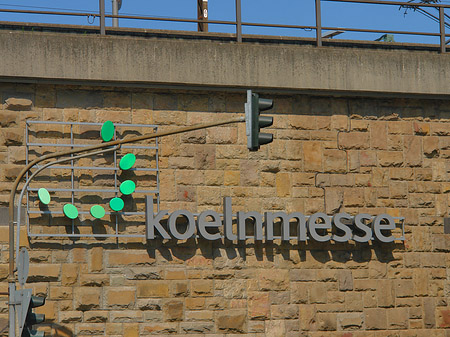 KölnMesse-Schild an Hochbrücke Fotos