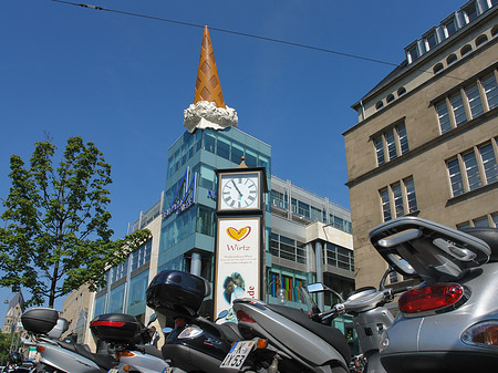 Neumarkt Galerie mit Mopeds Foto 