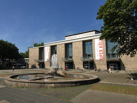 Oper Köln mit Brunnen Fotos