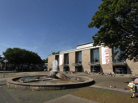 Oper Köln mit Brunnen Foto 