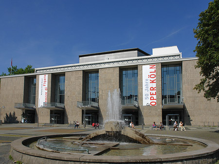 Foto Oper Köln mit Brunnen