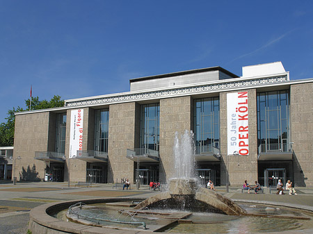 Oper Köln mit Brunnen Foto 