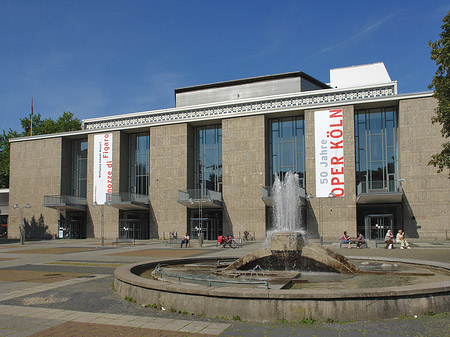 Foto Oper Köln mit Brunnen