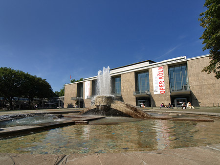 Oper Köln mit Brunnen