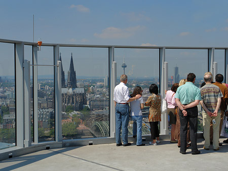 Besucher gucken auf den Kölner Dom Fotos