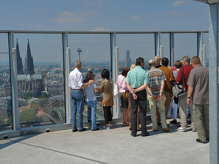 Besucher gucken auf den Kölner Dom Foto 