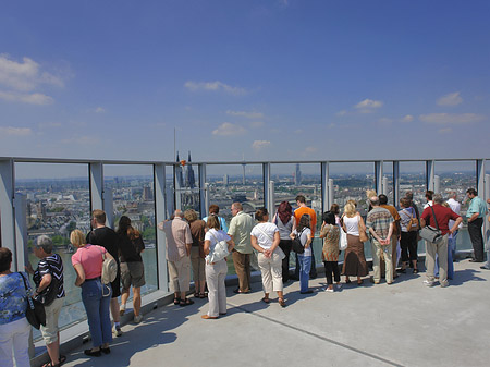 Besucher gucken auf Köln