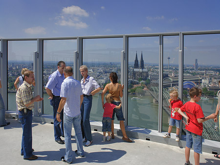 Fotos Besucher gucken auf Köln