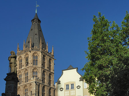 Platzjabeck vor dem Rathausturm Foto 