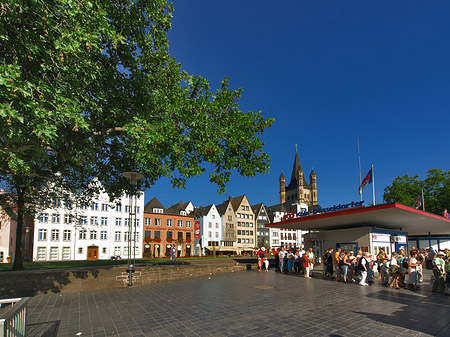 Schlange stehen für Köln-Düsseldorfer Foto 