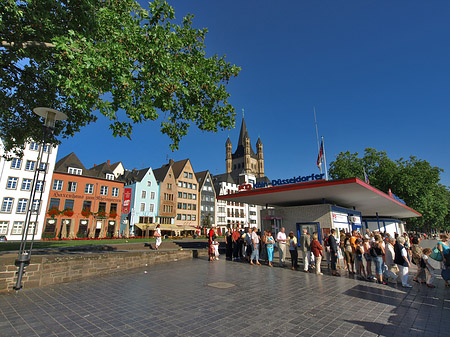 Schlange stehen für Köln-Düsseldorfer