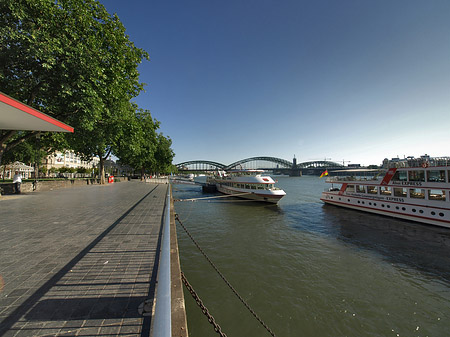 Fotos Schiff fährt über den Rhein