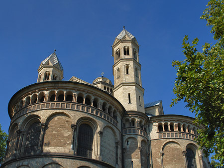 Seitentürme und Westturm der St Aposteln Fotos