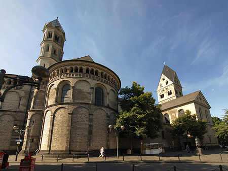 Foto Seitentürme und Westturm der St Aposteln - Köln