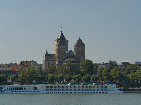 Schiff fährt vor St Kunibert Foto 