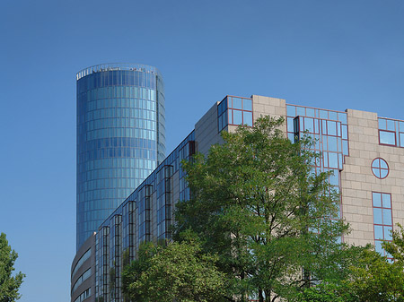 Foto Triangelturm hinter Baum - Köln