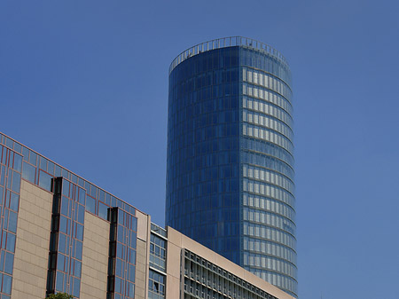 Triangelturm hinter Häusern Foto 