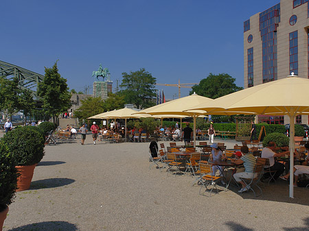 Schirme auf der Urbanstraße Fotos